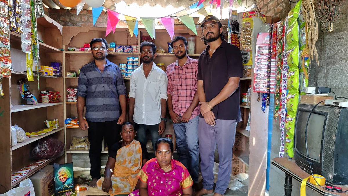மாற்றுத்திறனாளியை நெகிழவைத்த இளைஞர்கள்