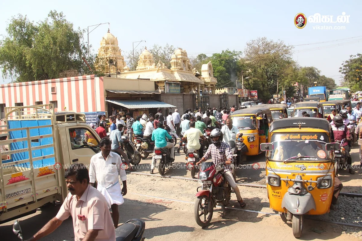 பெரியகுளம் ரோடு பகுதியில் காணப்படும் போக்குவரத்து நெரிசல்.