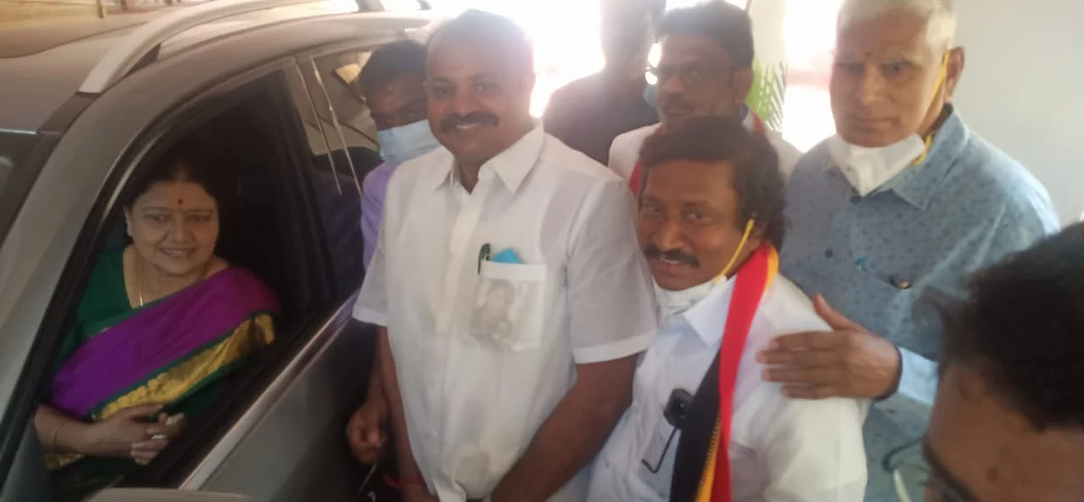 சசிகலாவுடன் அ.ம.மு.க வேட்பாளர்கள்