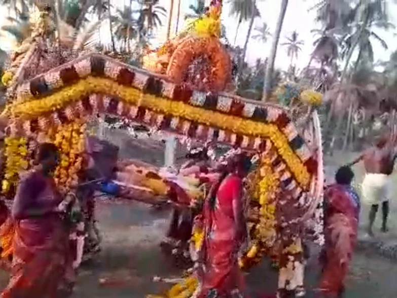சுடுகாட்டுக்கு பாதையில்லை; தடையை அகற்றி பிணத்தை தூக்கிச் சென்ற பெண்கள் - முதல்வர் தொகுதியில் அவலம்