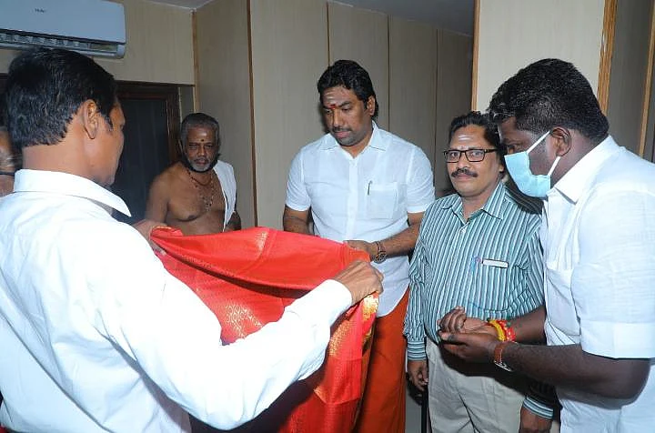மரியாதை செய்த கோயில் அலுவலர்கள்