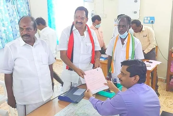 வேட்பு மனுத் தாக்கலின்போது...