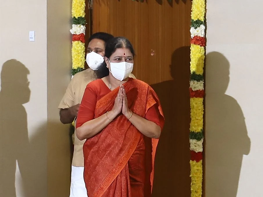 அரசியலிலிருந்து விலகிய சசிகலா: தி.மு.க-வுக்கு லாபமா... நஷ்டமா?