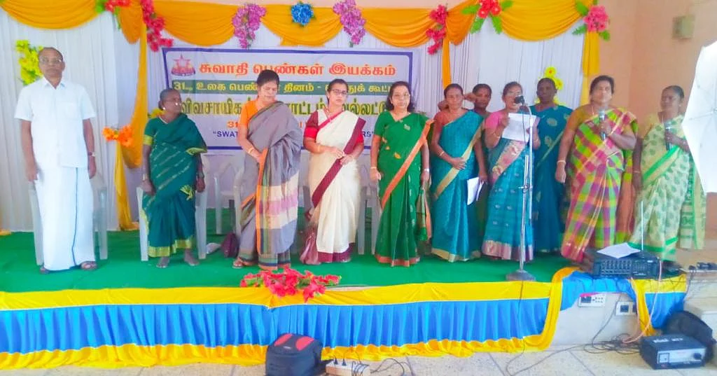 மேடையில் பெண்கள்