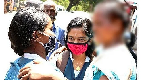 சிறுமிகளின் தாய்