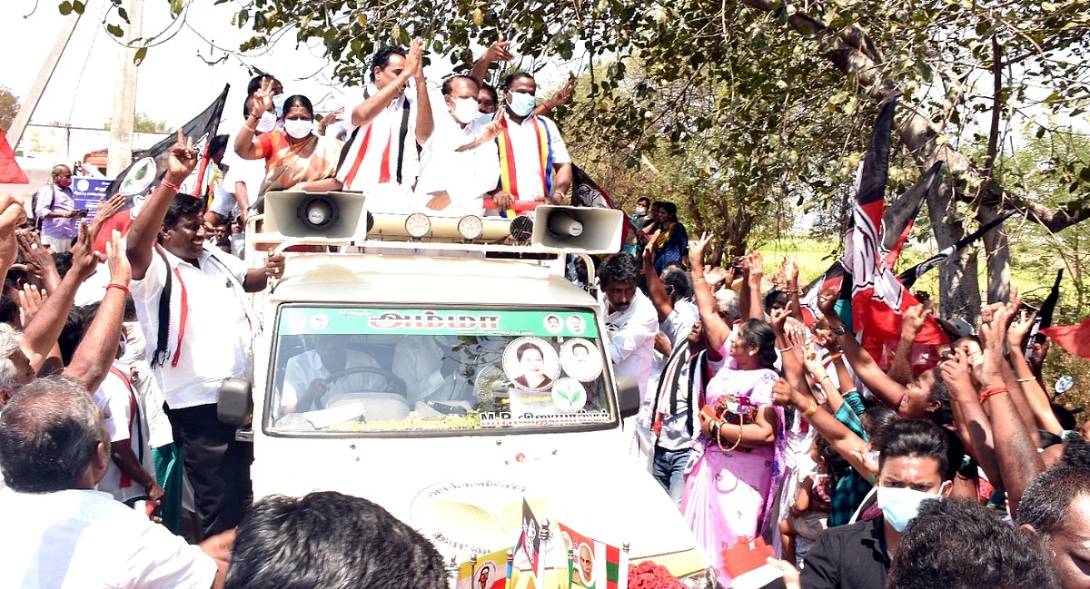 வாக்கு சேகரிக்கும் எம்.ஆர்.விஜயபாஸ்கர்