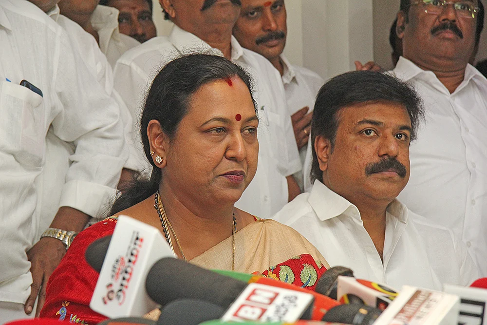 மிஸ்டர் கழுகு: கான்வாயில் பயணமாகும் ஸ்வீட் பாக்ஸ்கள்!