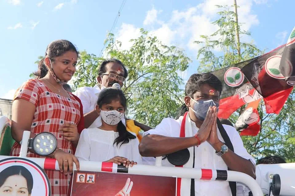 மகள் அனன்யா, ரிதன்யா பிரியதர்ஷினியுடன் விஜயபாஸ்கர்