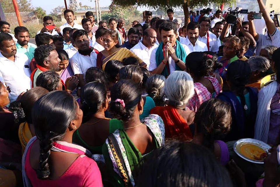 மக்களிடம் வாக்குச் சேகரிக்கும் செந்தில் பாலாஜி