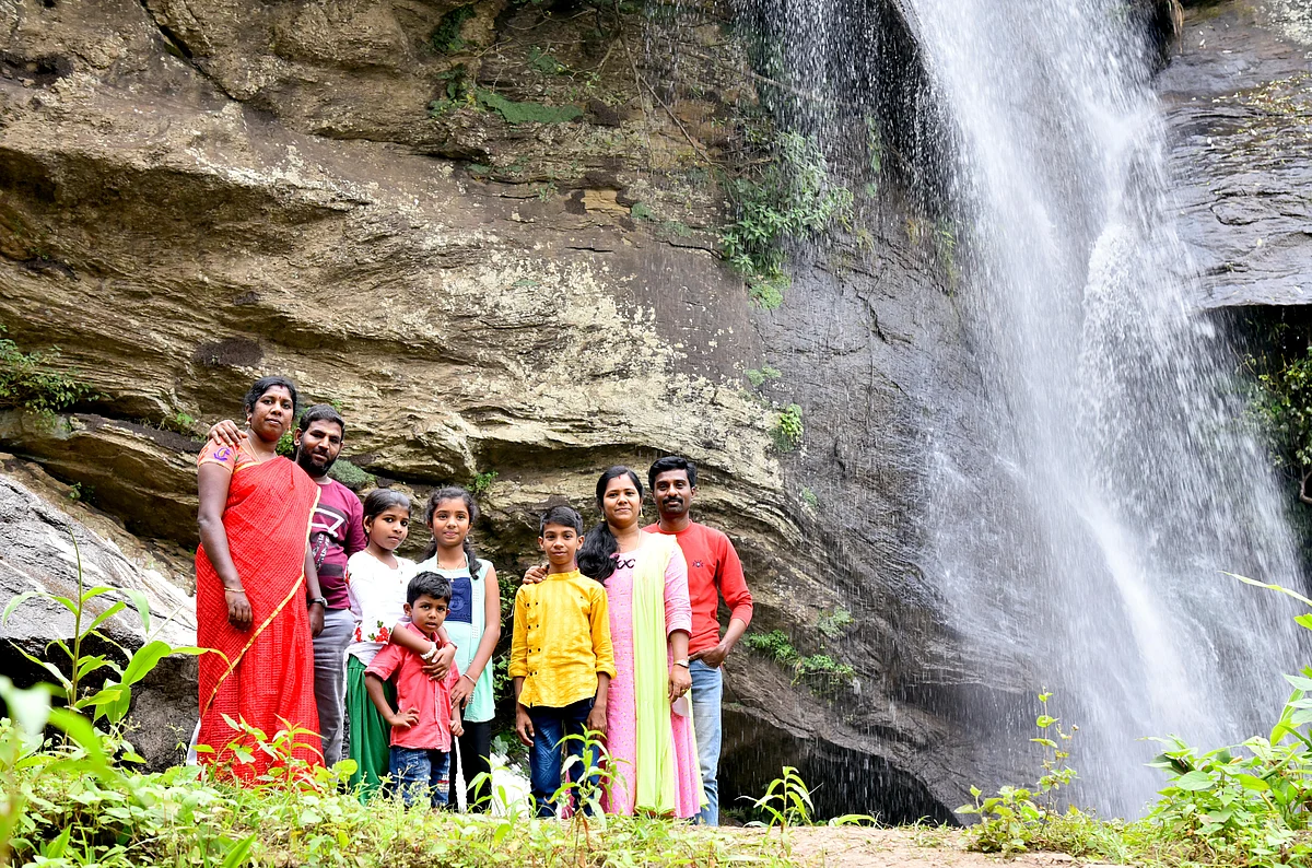 பெயரே தெரியாத காந்தளூரின் அருவி