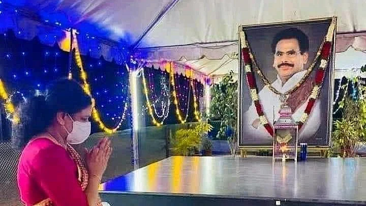 கணவர் சமாதியில் சசிகலா