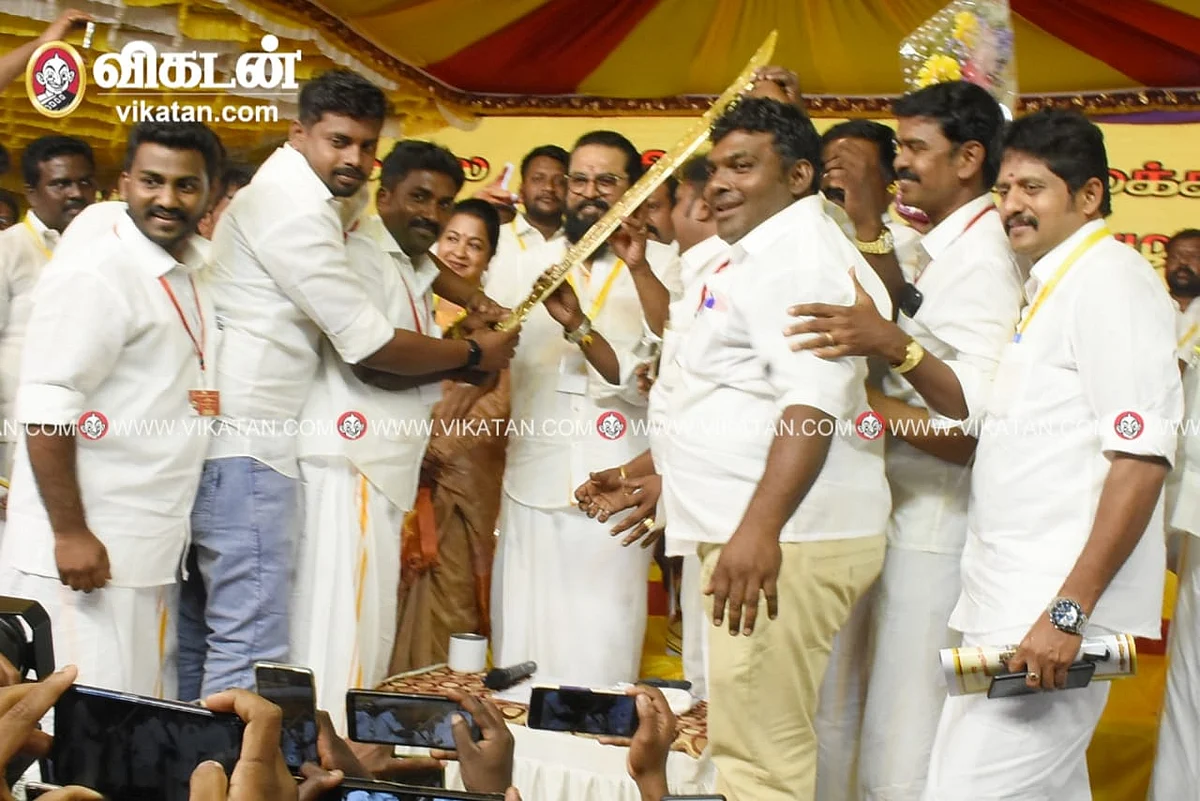 சரத்குமாருக்கு வாள் பரிசளிப்பு