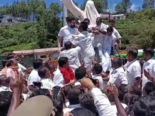 நீலகிரி: மூடிய சிலை முன்பு வேட்பாளர் அறிமுகம்! - கைகலப்பில் முடிந்த அதிமுக கூட்டம்