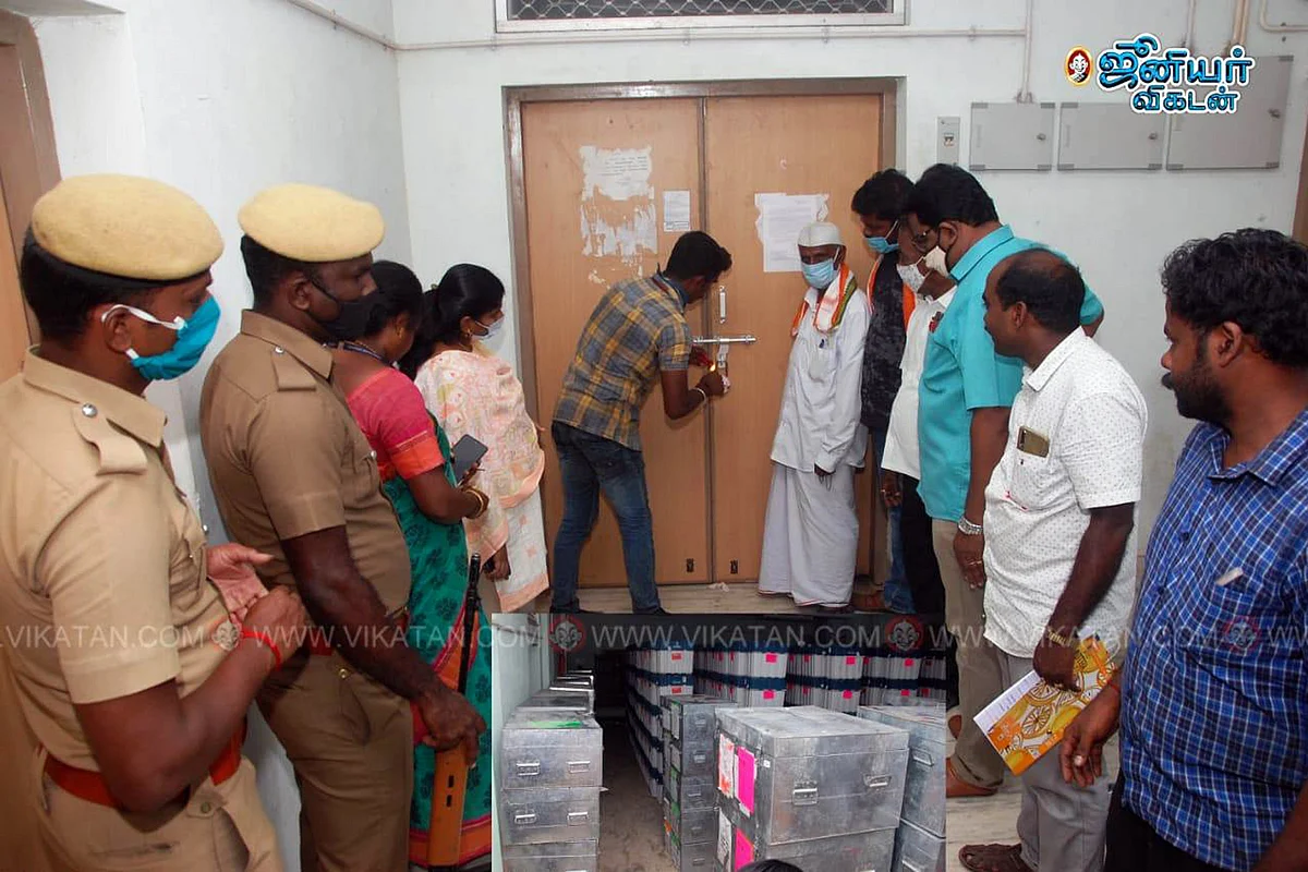நாகர்கோவில் சட்டமன்றத் தொகுதி பொதுத்தேர்தலுக்கு பயன்படுத்தக் கூடிய மின்னனு வாக்குப்பதிவு இயந்திரங்கள் அரசியல் கட்சியினர் மற்றும் அதிகாரிகள் முன்னிலையில் பார்வையிடப்பட்டு பலத்த போலீஸ் பாதுகாப்புடன் சீல் வைக்கப்பட்டன.
