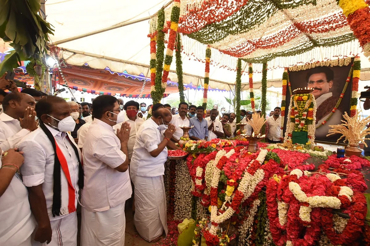 நடராசன் சமாதியில் தினகரன்