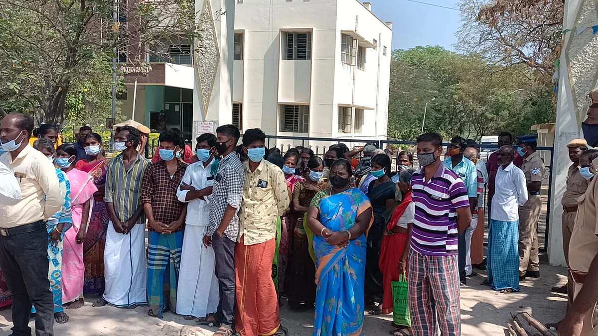 மக்கள் முற்றுகை