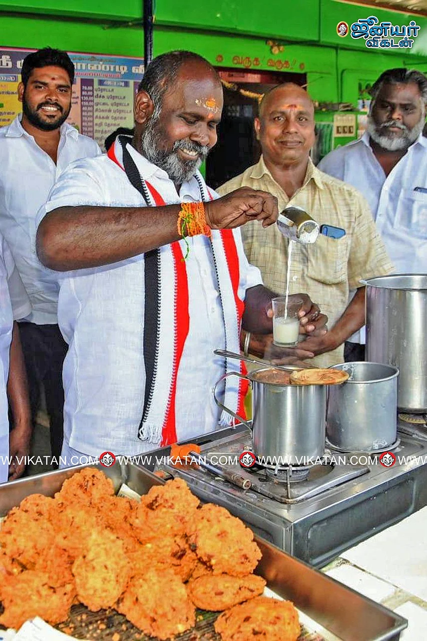 பிரசாரத்தின் இடையே திருமங்கலம் தொகுதி வேட்பாளர் ஆர்.பி.உதயகுமார் டீக்கடையில் தொண்டர்களுக்கு தேநீர் போட்டுக் கொடுத்தார்