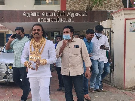 நெல்லை: தேர்தலுக்காக மூடப்பட்ட காமராஜர் சிலை!
- ஹரி நாடார் கோரிக்கையால் மீண்டும் திறப்பு
