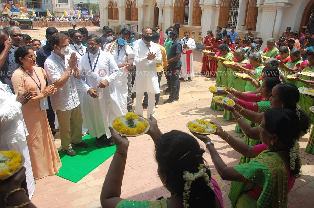 பள்ளியில் வரவேற்பு அளிக்கப்பட்டது