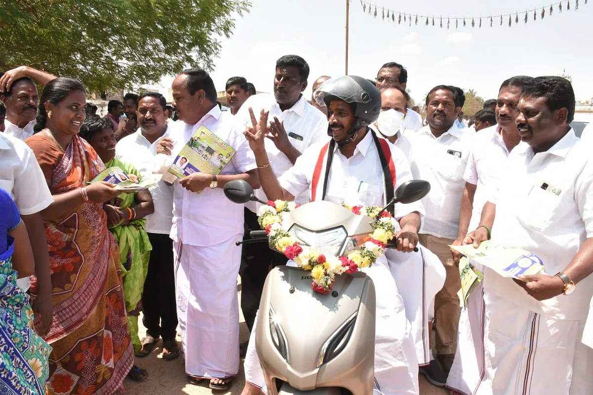 வாக்குச் சேகரிக்கும் எம்.ஆர்.விஜயபாஸ்கர்