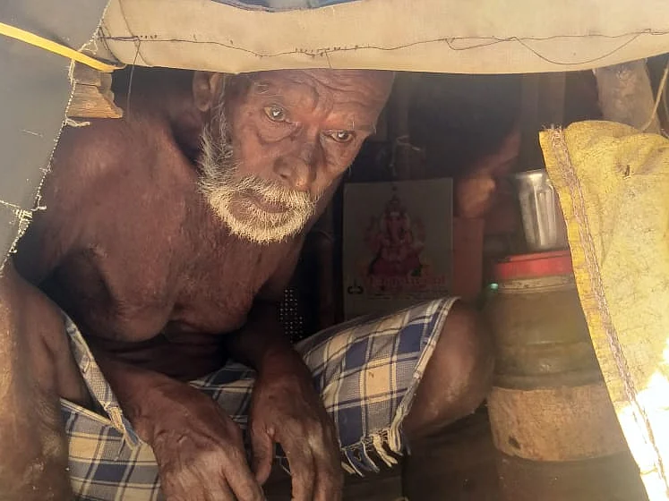 கால் நீட்டி படுக்க முடியாத வீடு; தத்தளித்த முதியவருக்கு புது வாழ்வு ஏற்படுத்தித் தந்த தஞ்சை கலெக்டர்