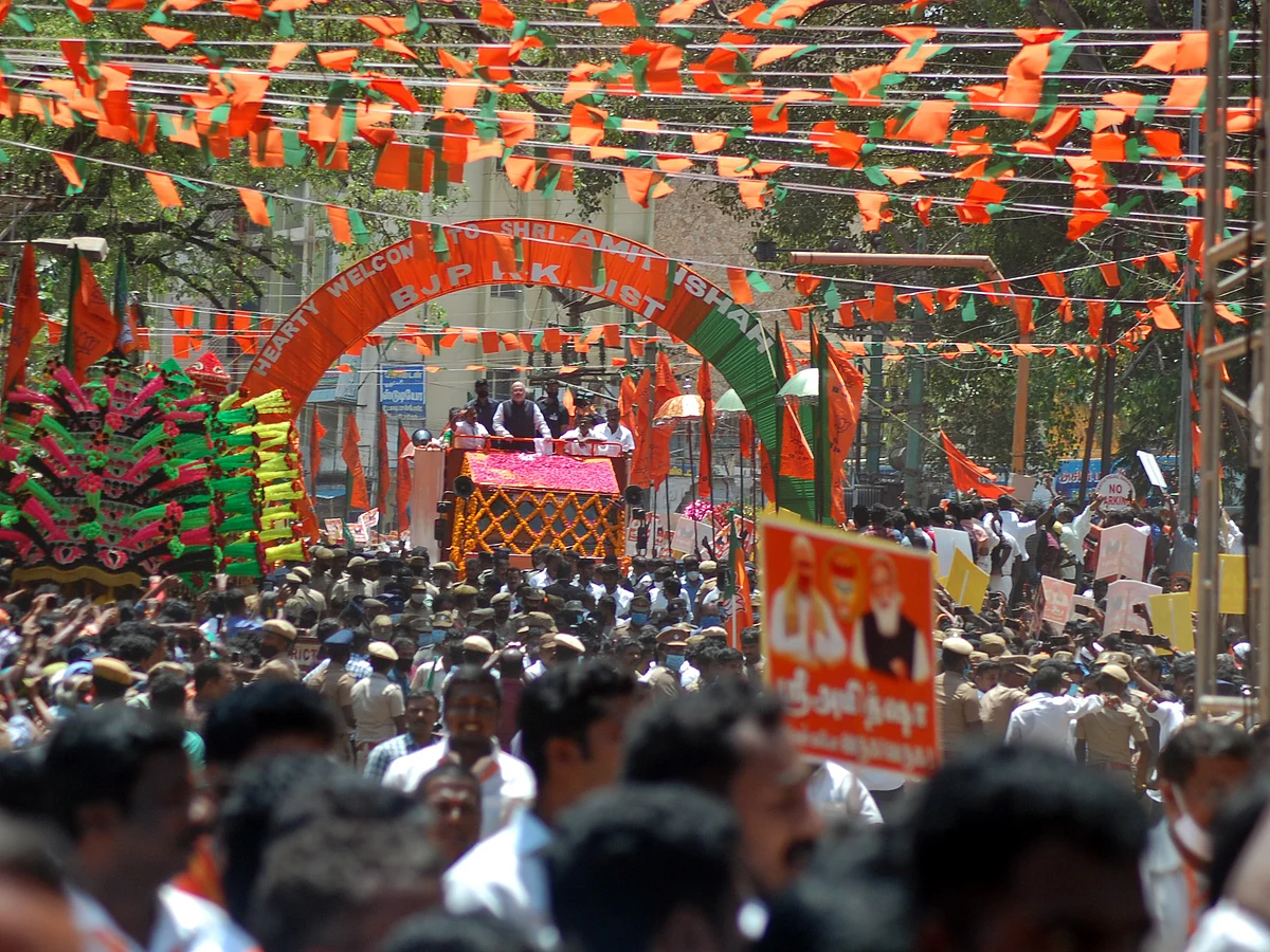 `காமராஜருக்கு மாலை... மலர்ப் பாதையில் பிரசாரம்!' - அமித் ஷாவின் குமரி சுற்றுப்பயணம் #VisualStory