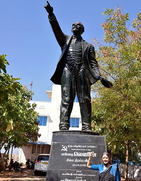 லெனின் சிலை அருகே பிருந்தா காரத்