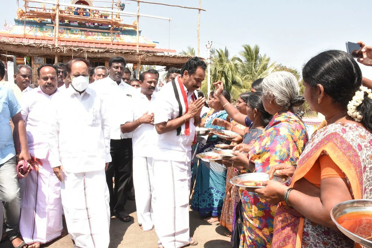 வாக்குச் சேகரிக்கும் தம்பிதுரை