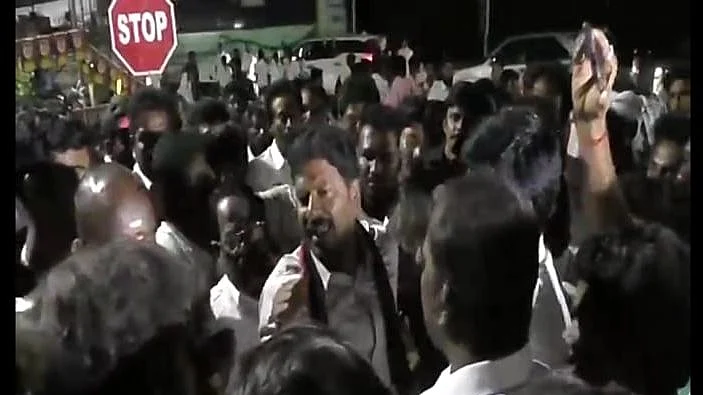 தி.மு.க வேட்பாளரை விரட்டியடித்த மக்கள்