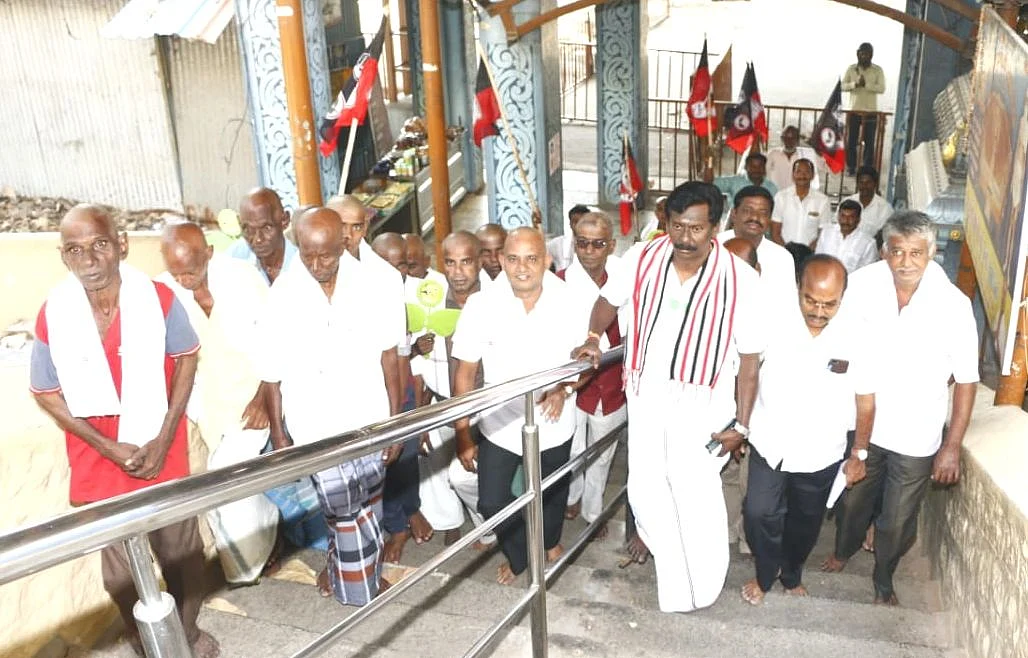 மொட்டை அடித்துக்கொண்ட தொண்டர்கள்