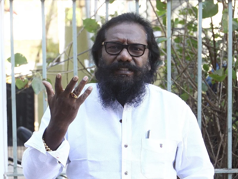 ''எங்களை நட்டாற்றில் விட்டுவிட்டார் எடப்பாடி பழனிசாமி!''- கலங்கும் கருணாஸ்