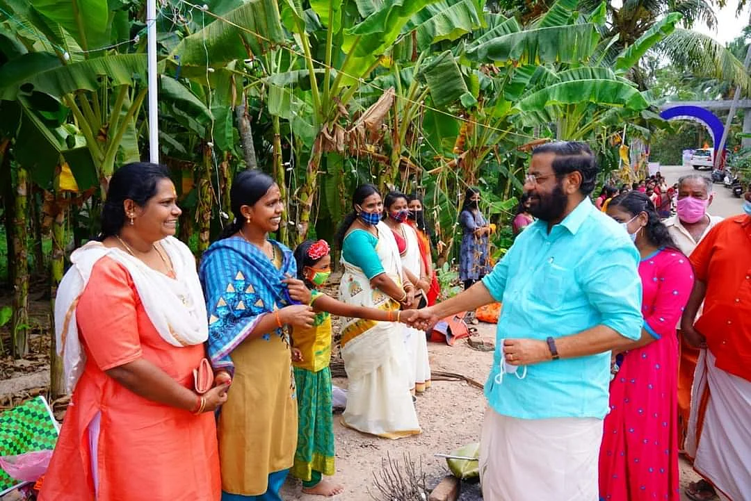 ஓட்டுக் கேட்ட கடகம்பள்ளி சுரேந்திரன்