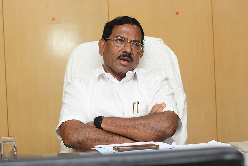 மிஸ்டர் கழுகு: கொரோனா முடக்கமா... வாக்குகளை முடக்க திட்டமா?