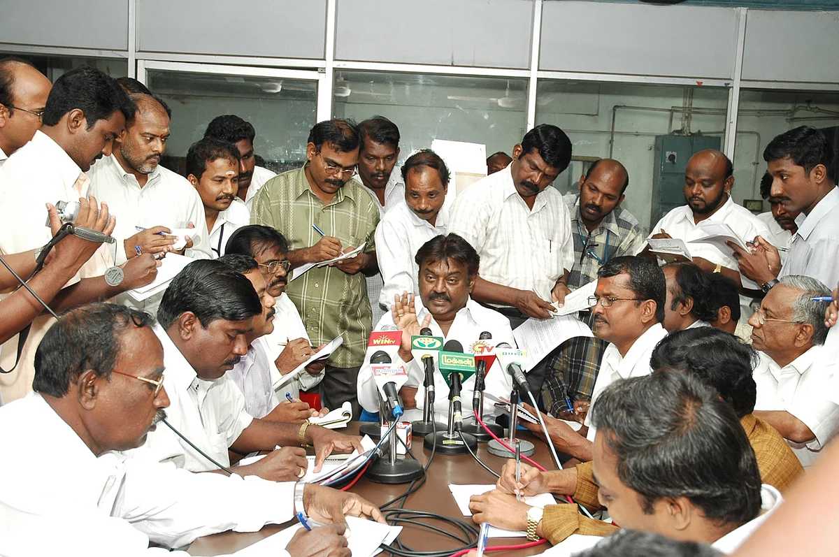 செய்தியாளர் சந்திப்பில் விஜயகாந்த்...