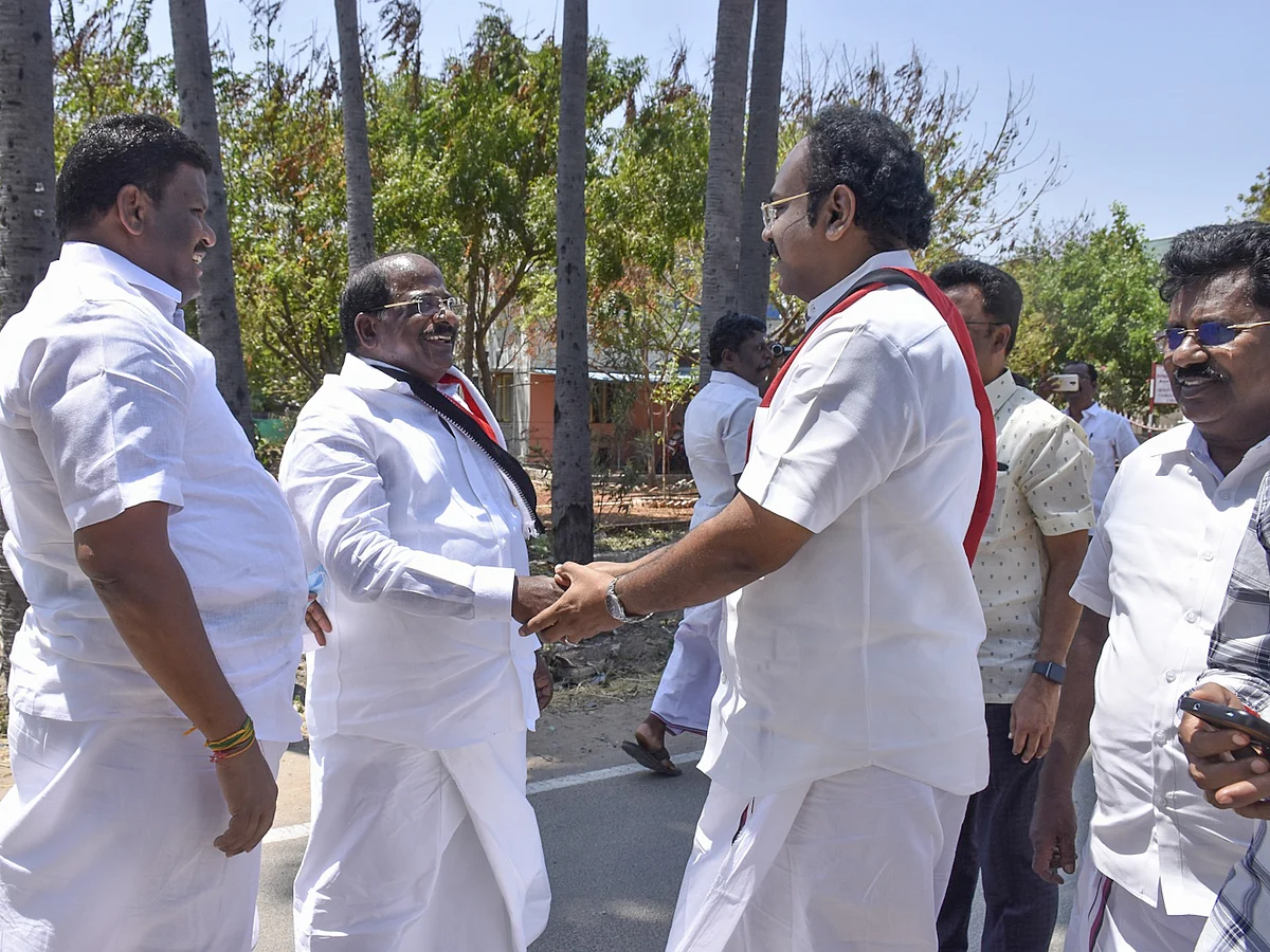 வாழ்த்து பரிமாறிய அதிமுக - திமுக வேட்பாளர்கள் முதல் மநீம பத்ம ப்ரியாவின் பரப்புரை வரை #PhotoAlbum