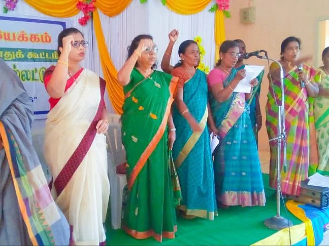 `மணல் கொள்ளையைத் தடுத்தோம்; அலுவலகத்தையே எரித்தனர்!'- சமூகப் பிரச்னைகளுக்கு போராடும் பெண்கள் இயக்கம்