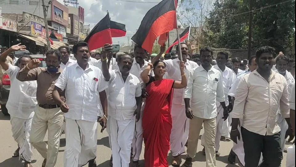 போராடிய தி.மு.க - வினர்