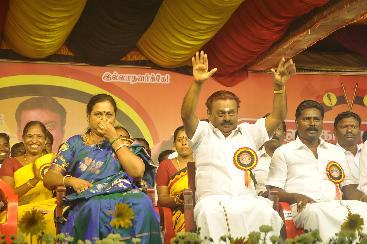 கட்சி மேடையில் விஜயகாந்த்