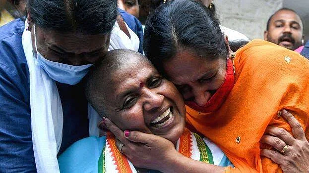 ஆதரவாளர்களுடன் லத்திகா சுபாஷ்