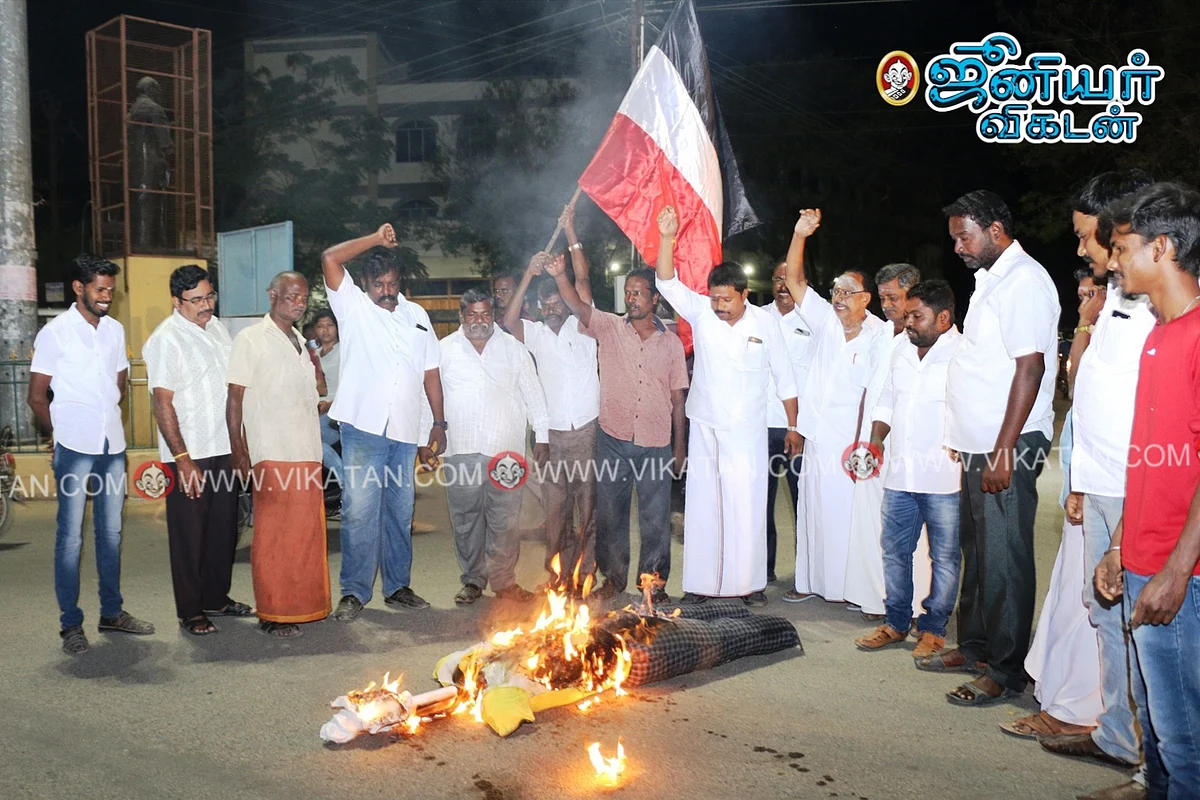 அ.தி.மு.க குறித்து அவதூறாகப் பேசியதாக தே.மு.தி.க கழக துணை ச்செயலாளர் எல்.கே.சுதீஷ் உருவ பொம்மையை எரித்த அ.தி.மு.க-வினர்.