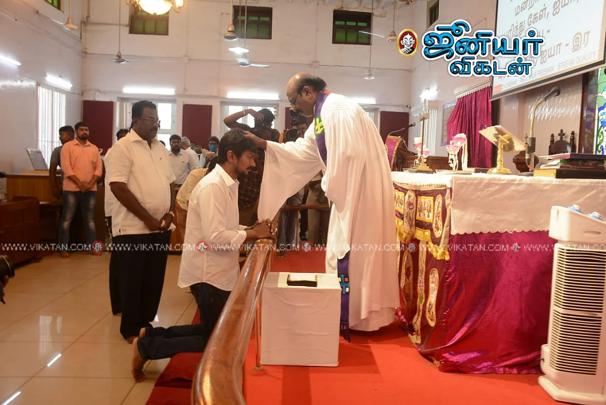 சென்னை சேப்பாக்கம் திருவல்லிக்கேணி திமுக வேட்பாளர் உதயநிதி ஸ்டாலின் சிஎஸ்ஐ சகல பரிசுத்த ஆலயத்தில் ஆசி பெற்று அங்கிருந்தவர்களிடம் ஆதரவு திரட்டினார்