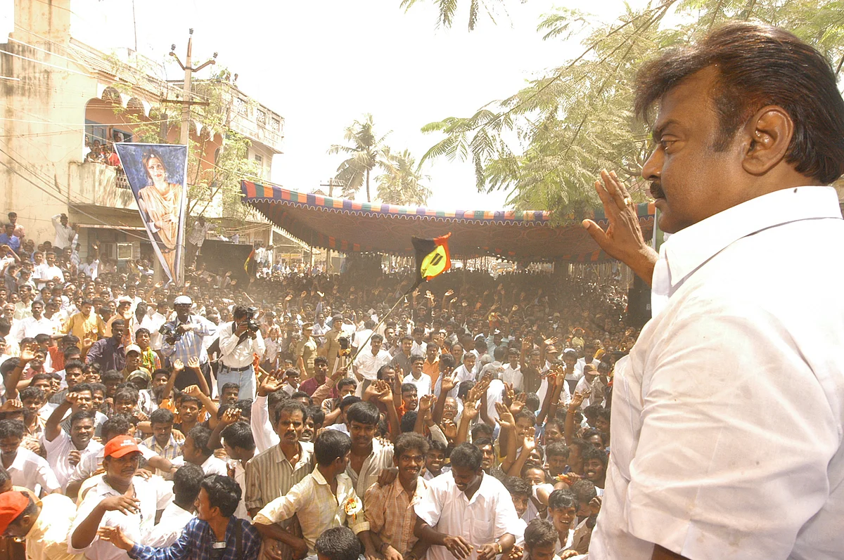 தொண்டர்கள் கூட்டத்தில் விஜயகாந்த்