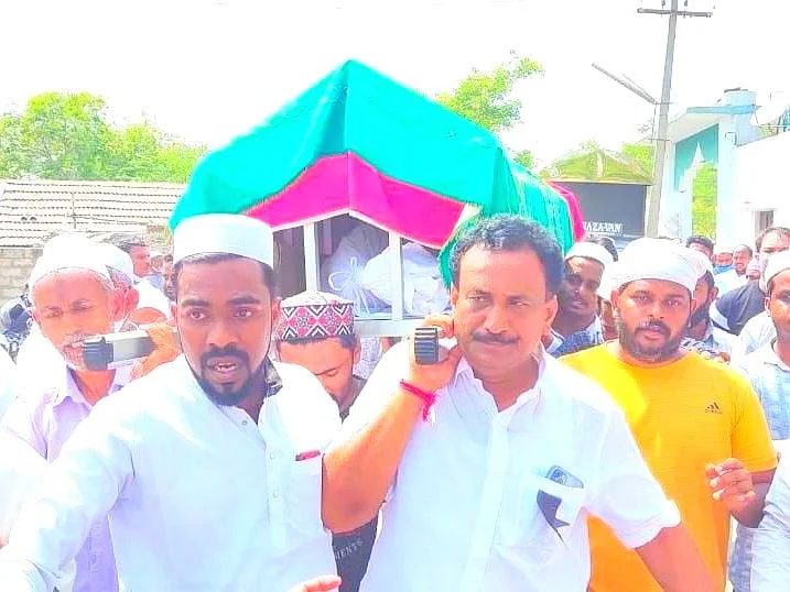 ராணிப்பேட்டை: `வெற்றியைச் சமர்ப்பிப்போம்!’ - எம்.பி முகமது ஜான் கல்லறை முன் அதிமுக வேட்பாளர் சபதம்