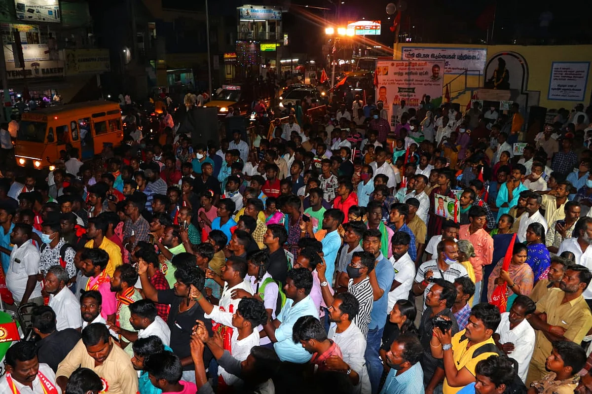 பிரசாரப் பொதுக்கூட்டத்தில் மக்கள்