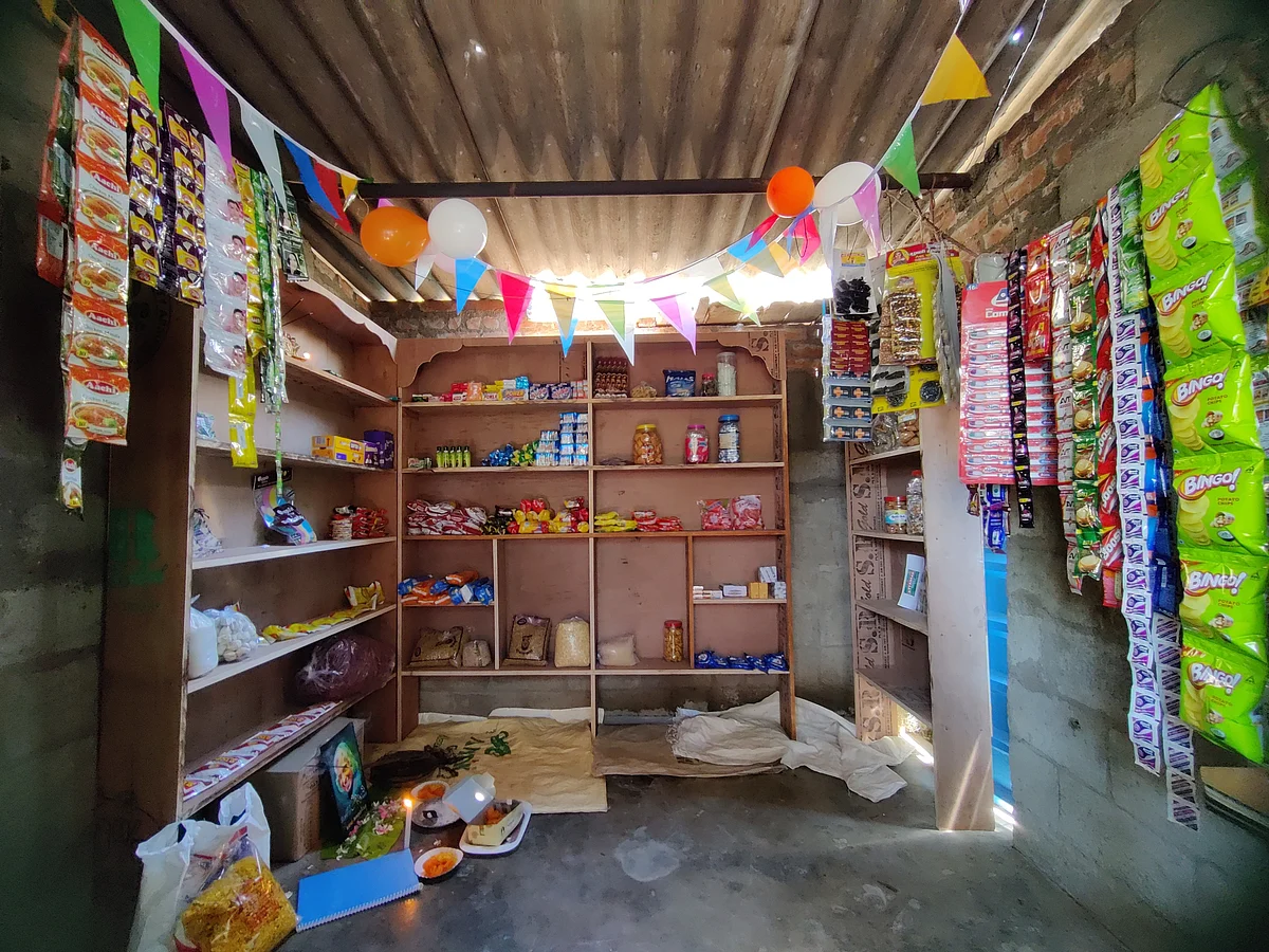 `வீட்டுக்குப் பக்கத்திலேயே கழிப்பறை, சொந்தமா மளிகைக் கடை!'- மாற்றுத்திறனாளியை நெகிழவைத்த இளைஞர்கள்