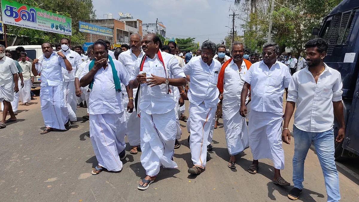 ஊர்வலமாக வரும் வைத்திலிங்கம்