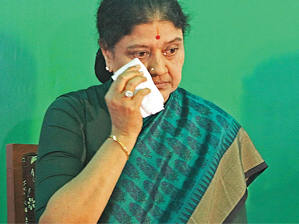 நெருக்கடி... துரோகம்... சூழ்ச்சி... பதுங்குகிறேன்! - வி.கே.சசிகலா