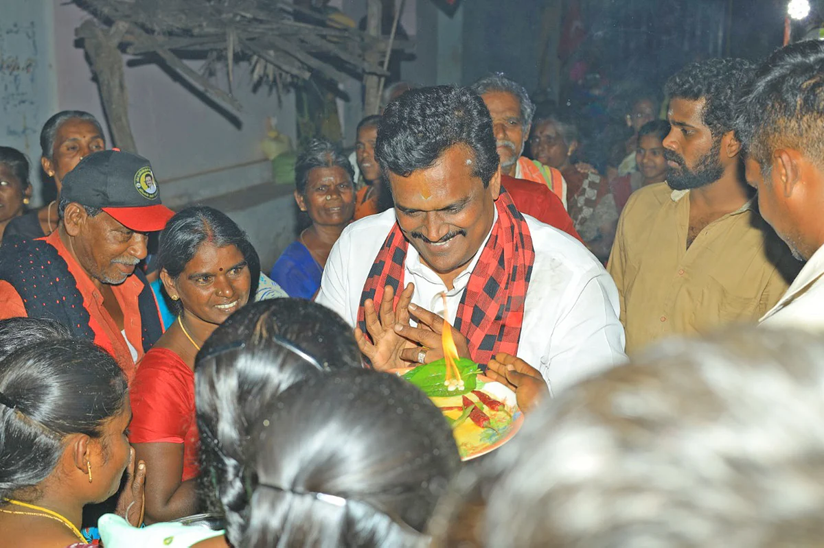 பன்னீரிடம் 75,000 கோடி பணம் இருக்கு! - போட்டுத் தாக்கும் தங்க தமிழ்ச்செல்வன்
