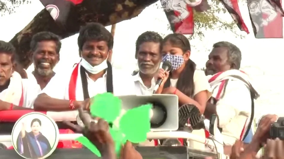 விஜயபாஸ்கருக்கு வாக்குச் சேகரிக்கும் மகள்
