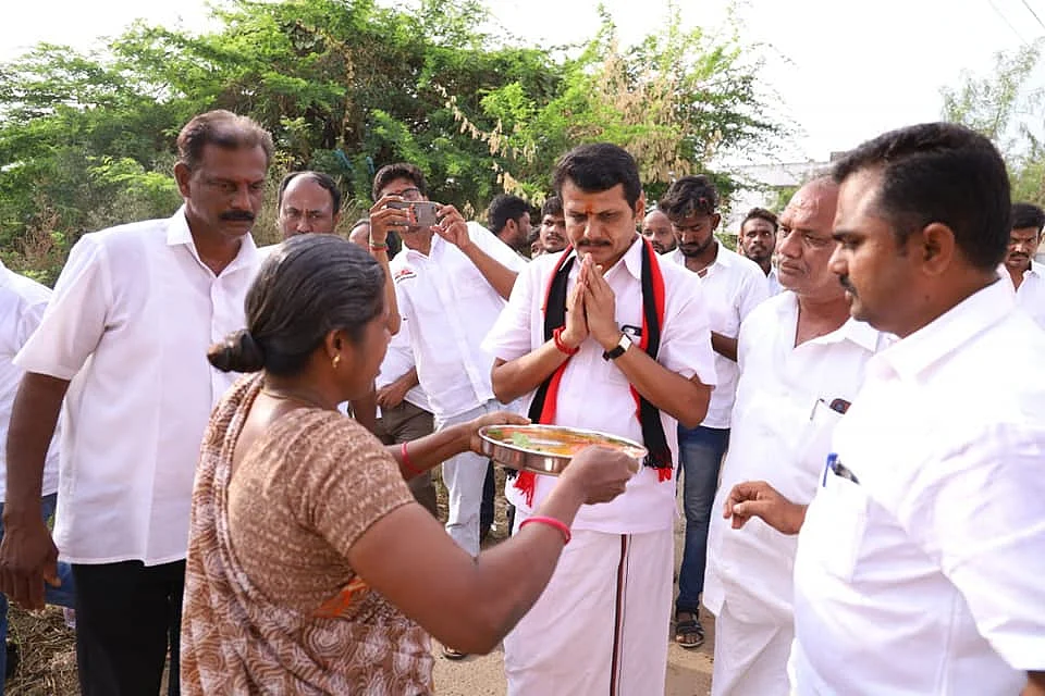 வாக்கு சேகரிக்கும் செந்தில் பாலாஜி